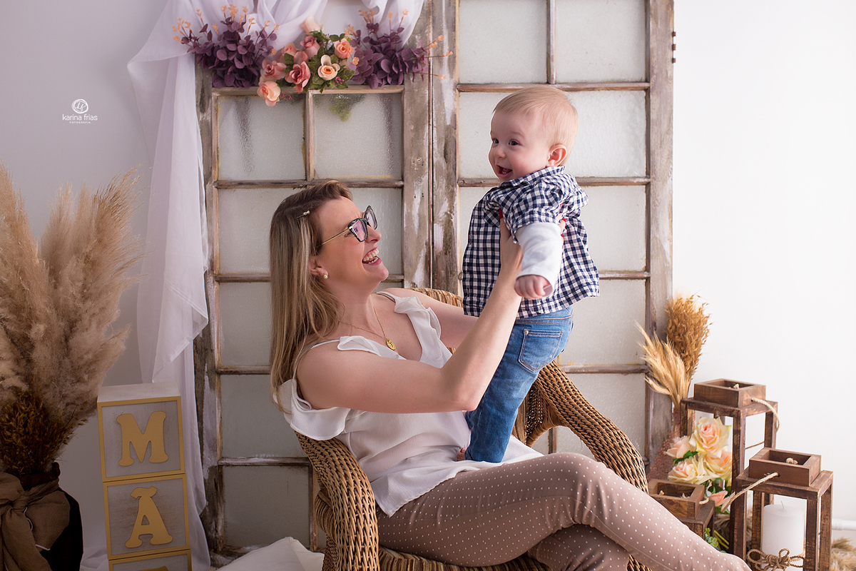 mae filho brincam durante sessão no estudio