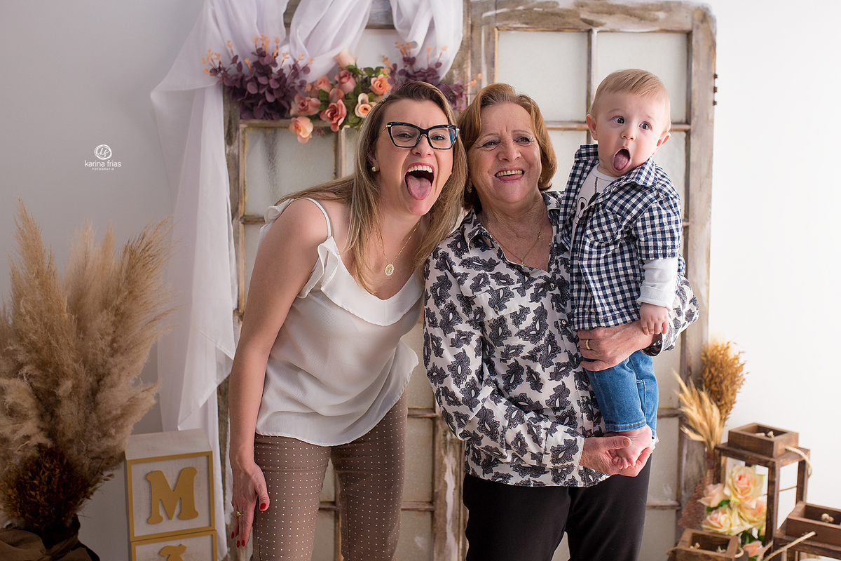 tres gerações brincam no ensaio