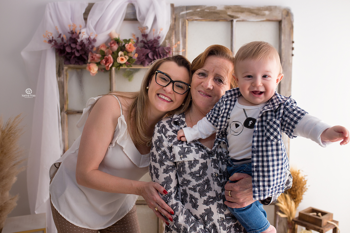 a família sorri no ensaio em estudio para o dia das mães de 2021