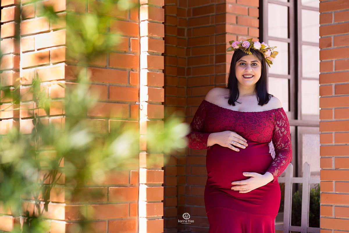 a gestante olha para a fotografa de caxias do sul, karina frias