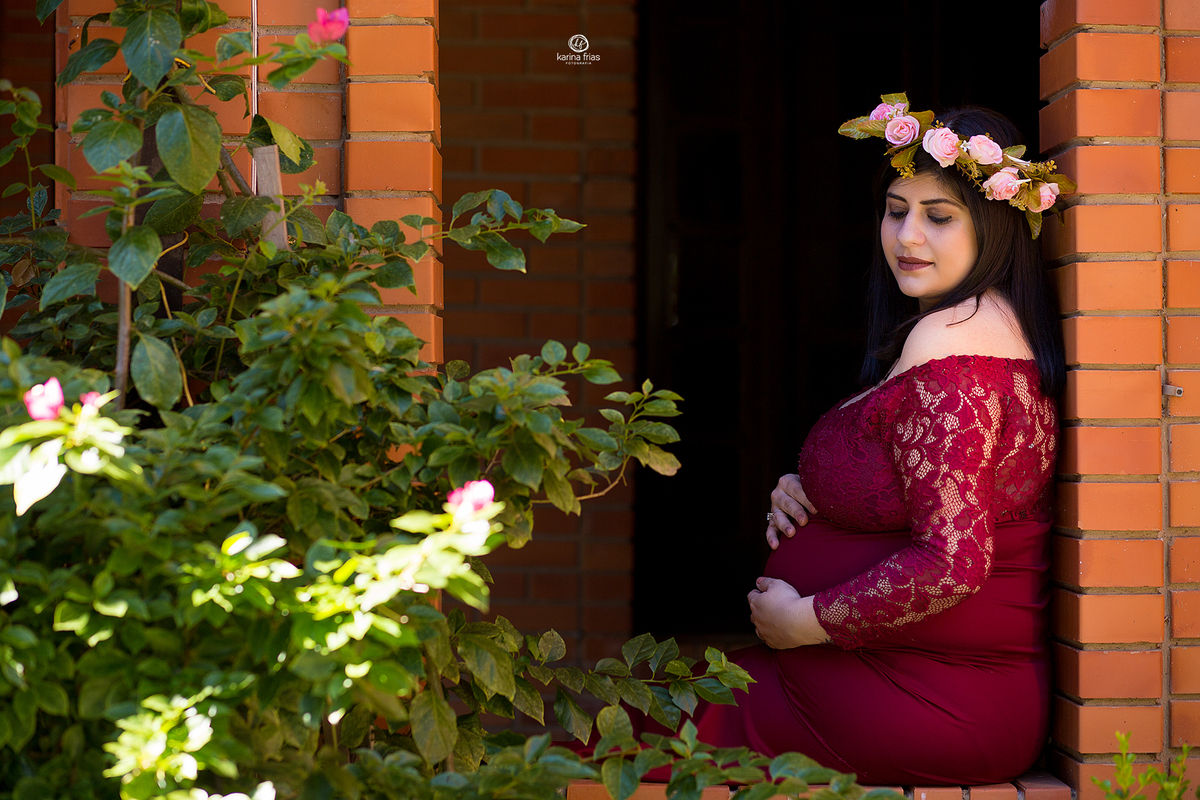 no ensaio de gestante a modelo esta sentada