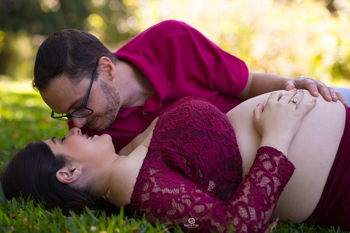 os pais se beijam no book de gestante