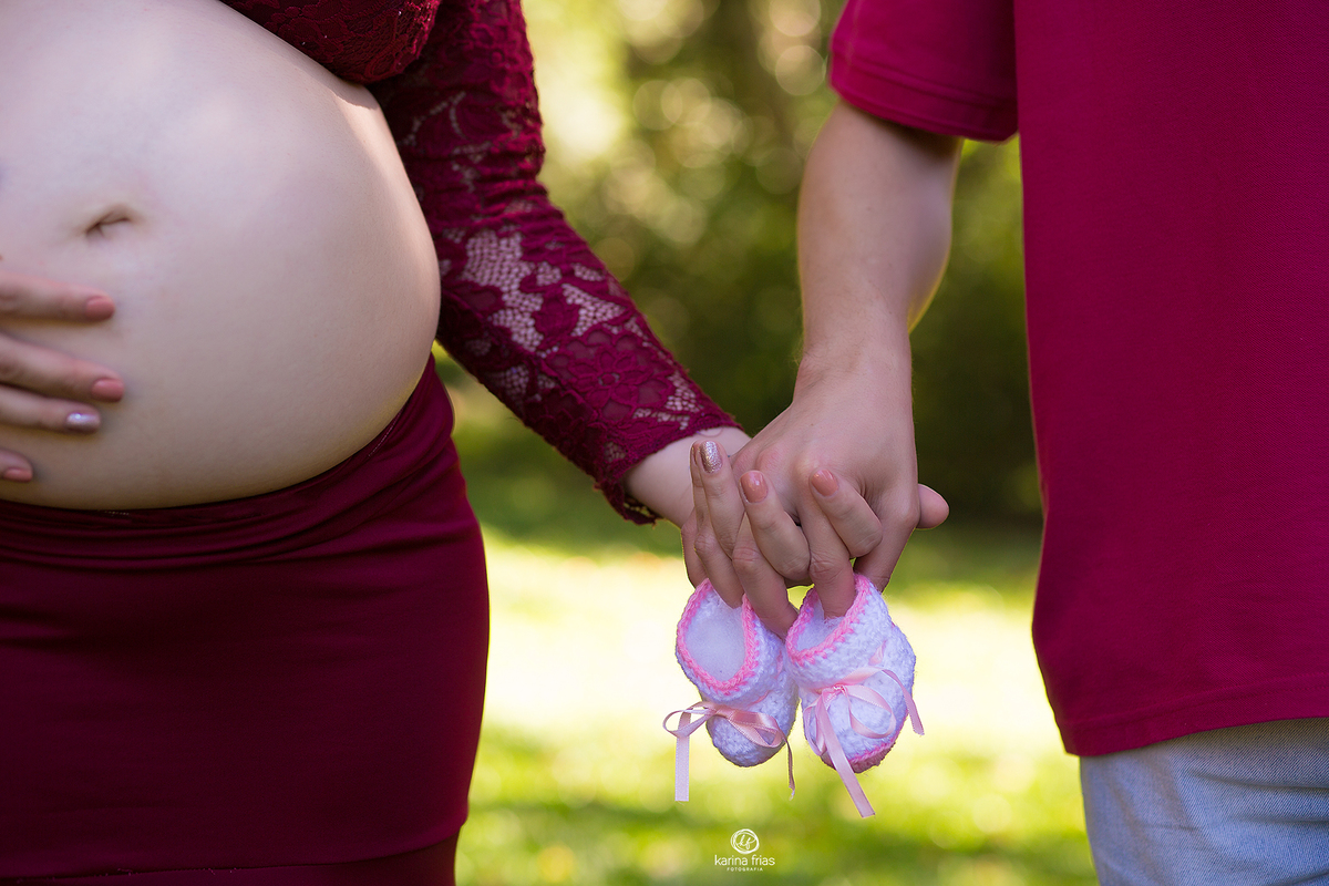 usamos os sapatinhos como acessorios no ensaio de gestante