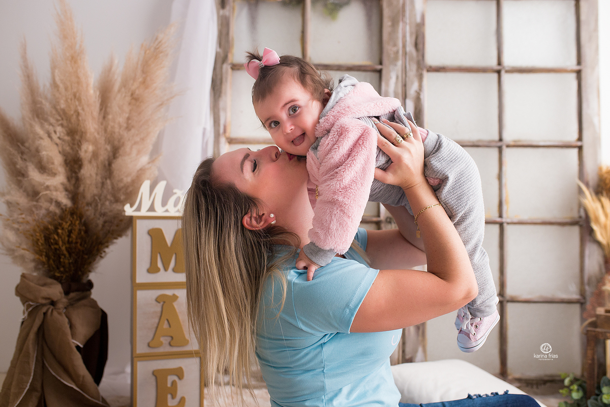 a mae beija a filha no acompanhamento mensal