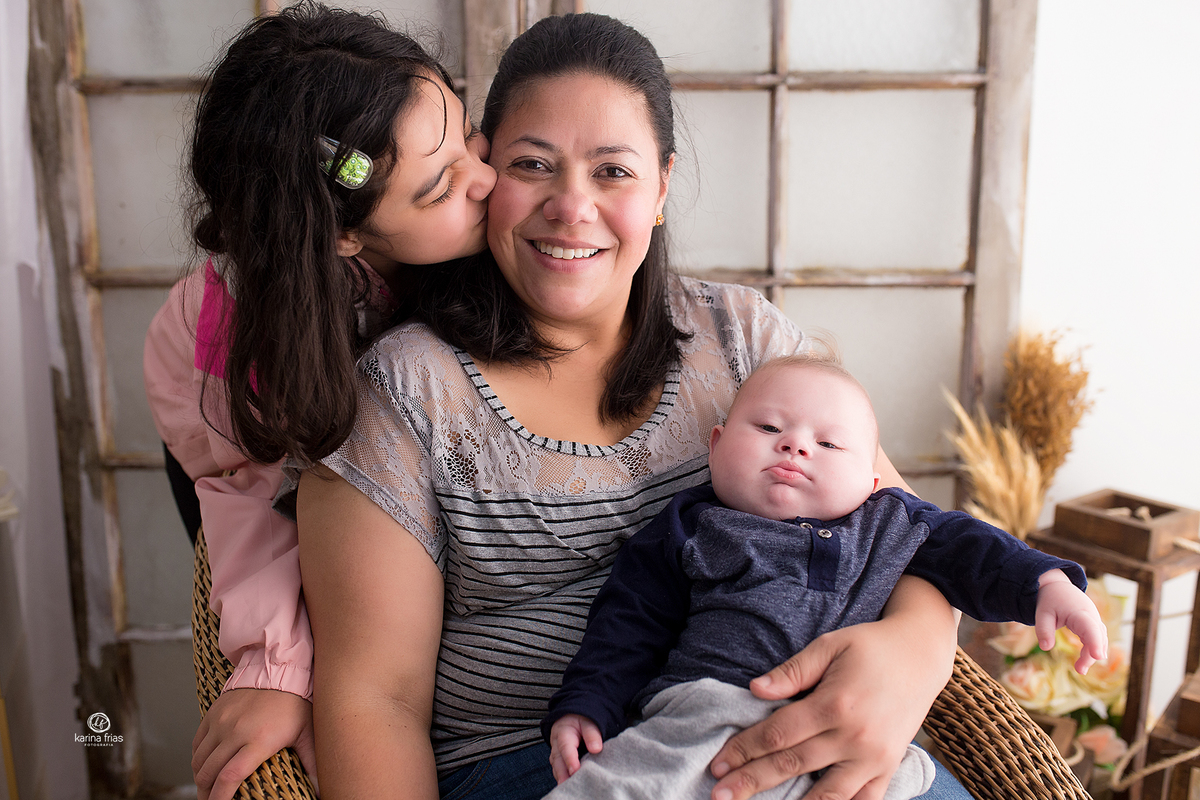 a irmã beija a mae durante sessão infantil