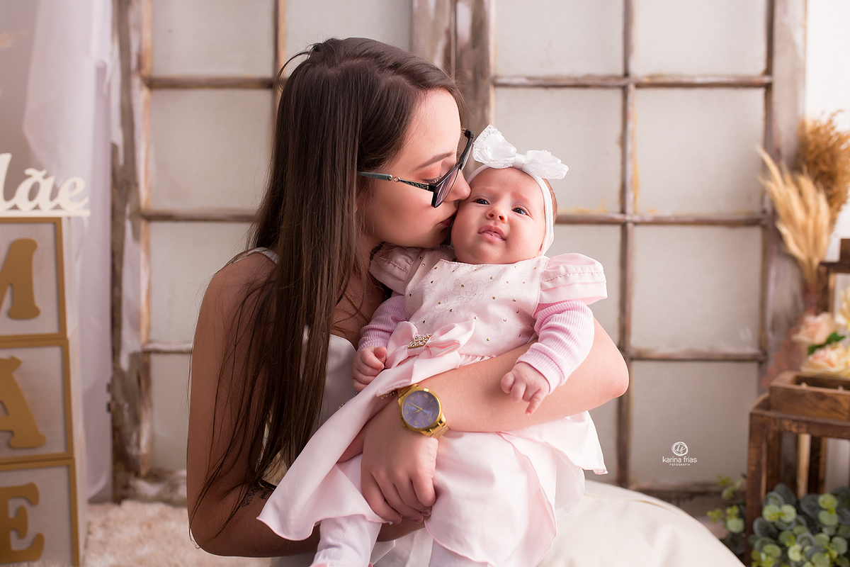 a mae beija a filha no ensaio de dia das maes