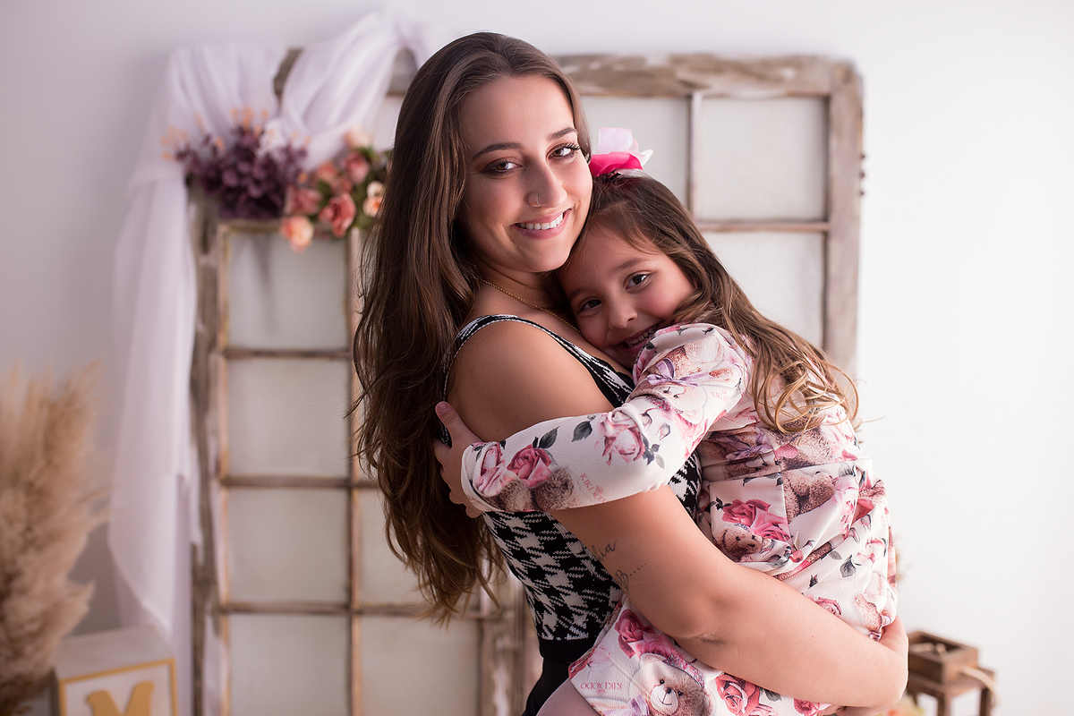 as modelos olham para a fotografa de familia de caxias do sul, karina frias