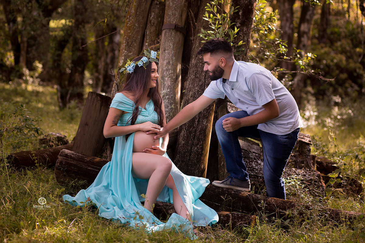 os pais se olham no book de gestante