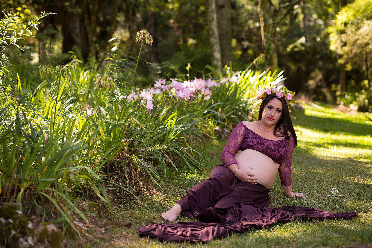a modelo olha para a fotografa de gestante de caxias do sul, karina frias