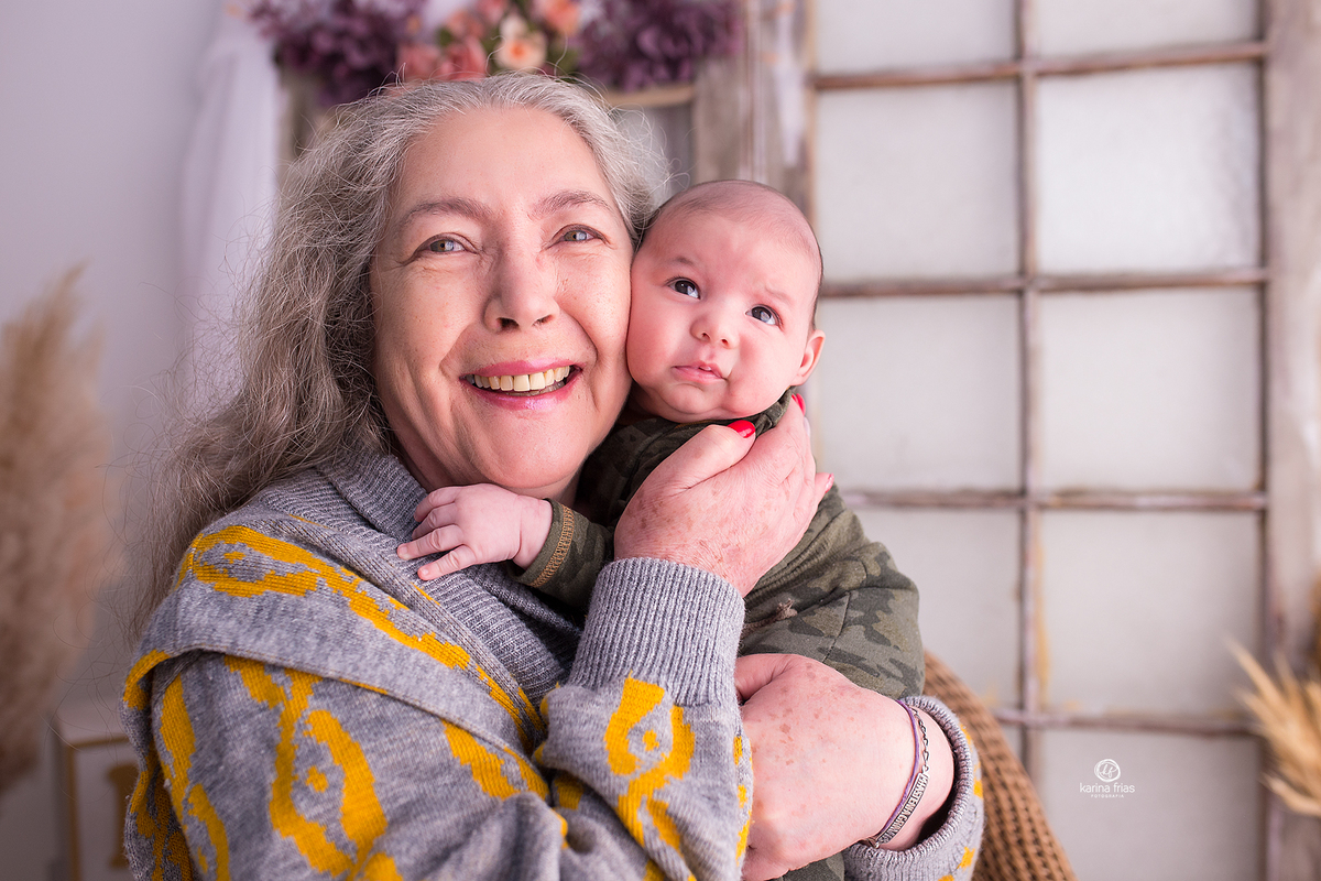 a bisavó segura o neto com orgulho