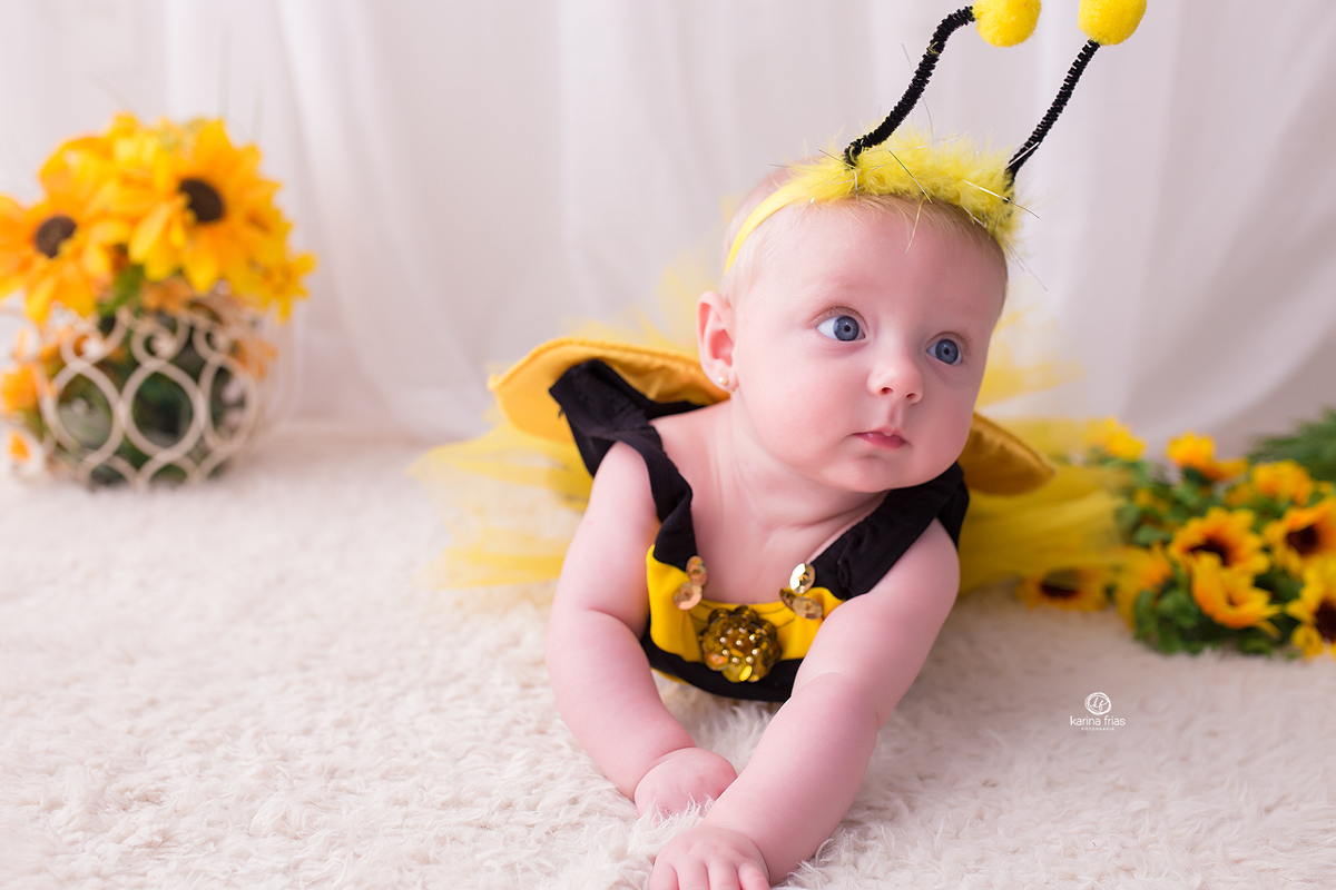a menina esta de bruços na sessão de estudio