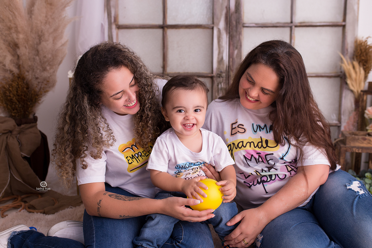 a criança se diverte no ensaio infantil