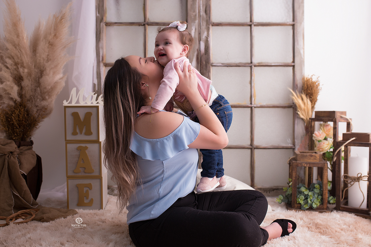 a mae beija a filha na sessão de dia das maes 2021