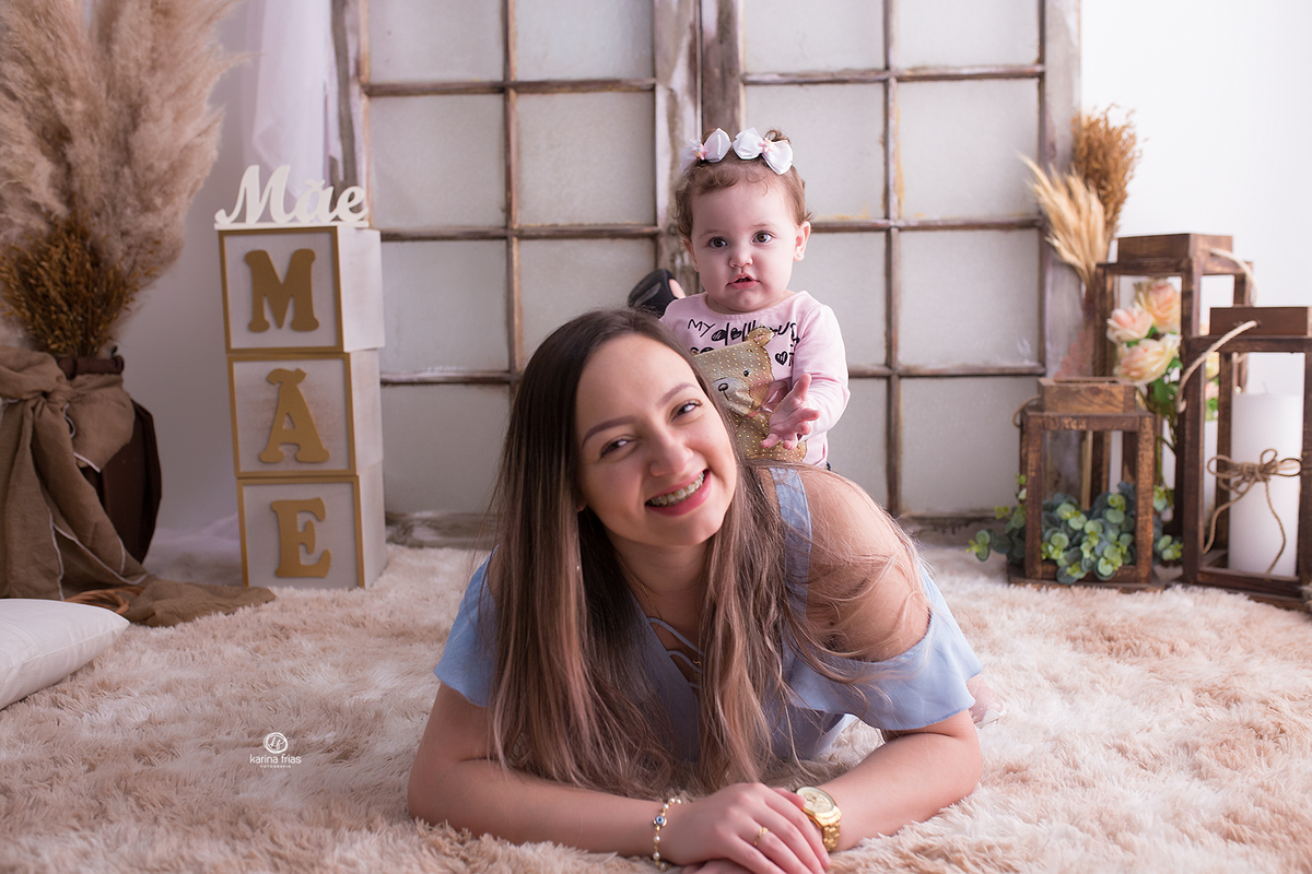 no ensaio de dia das maes a bebe sobe na garupa da mãe