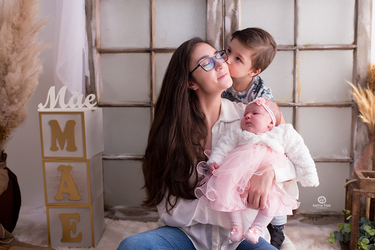 o menino beija a mae no ensaio de maes 2021