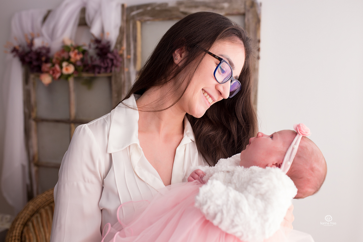 a mae contempla a filha na sessão de dia das maes 2021