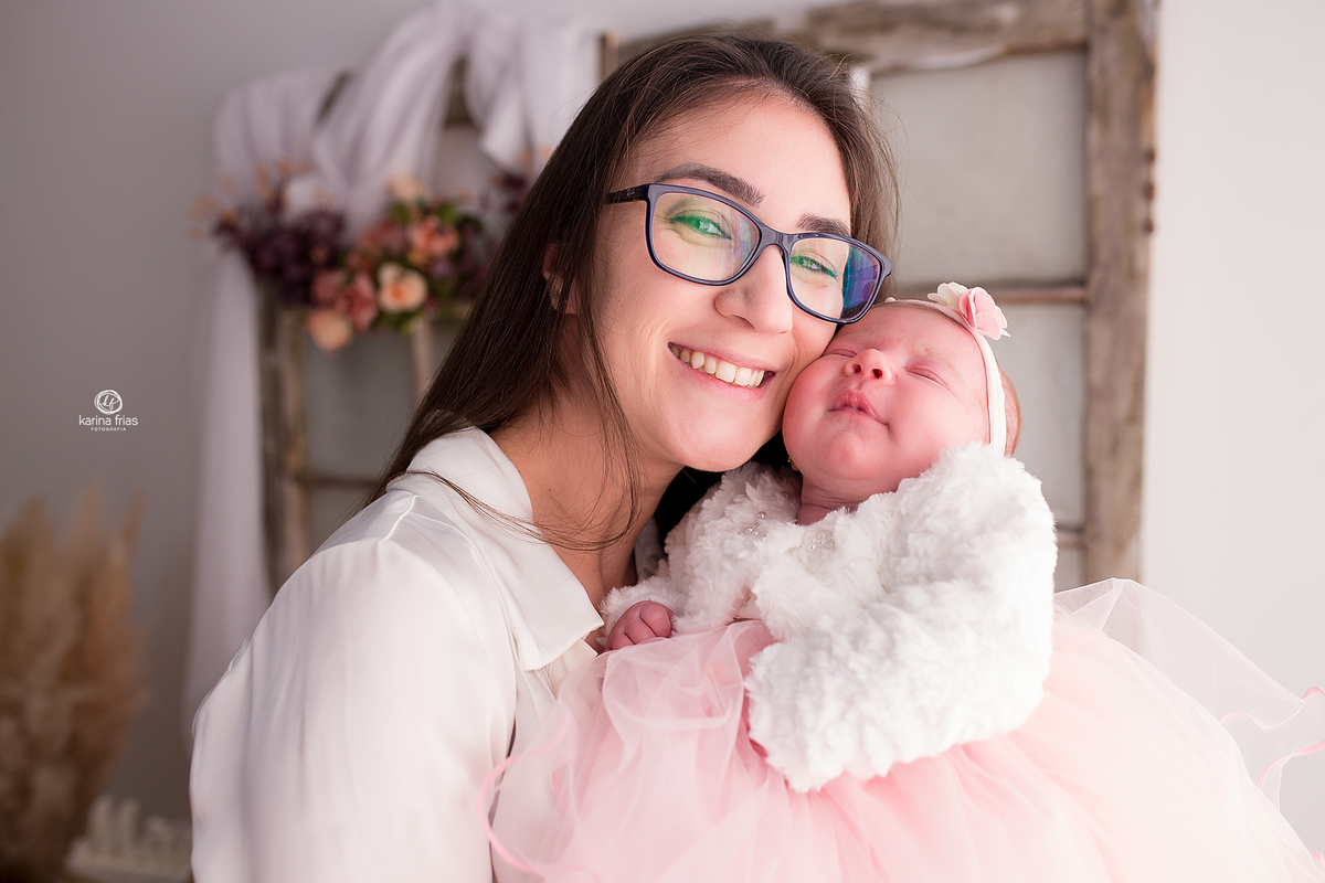 a mae posa com a filha durante sessão de fotos