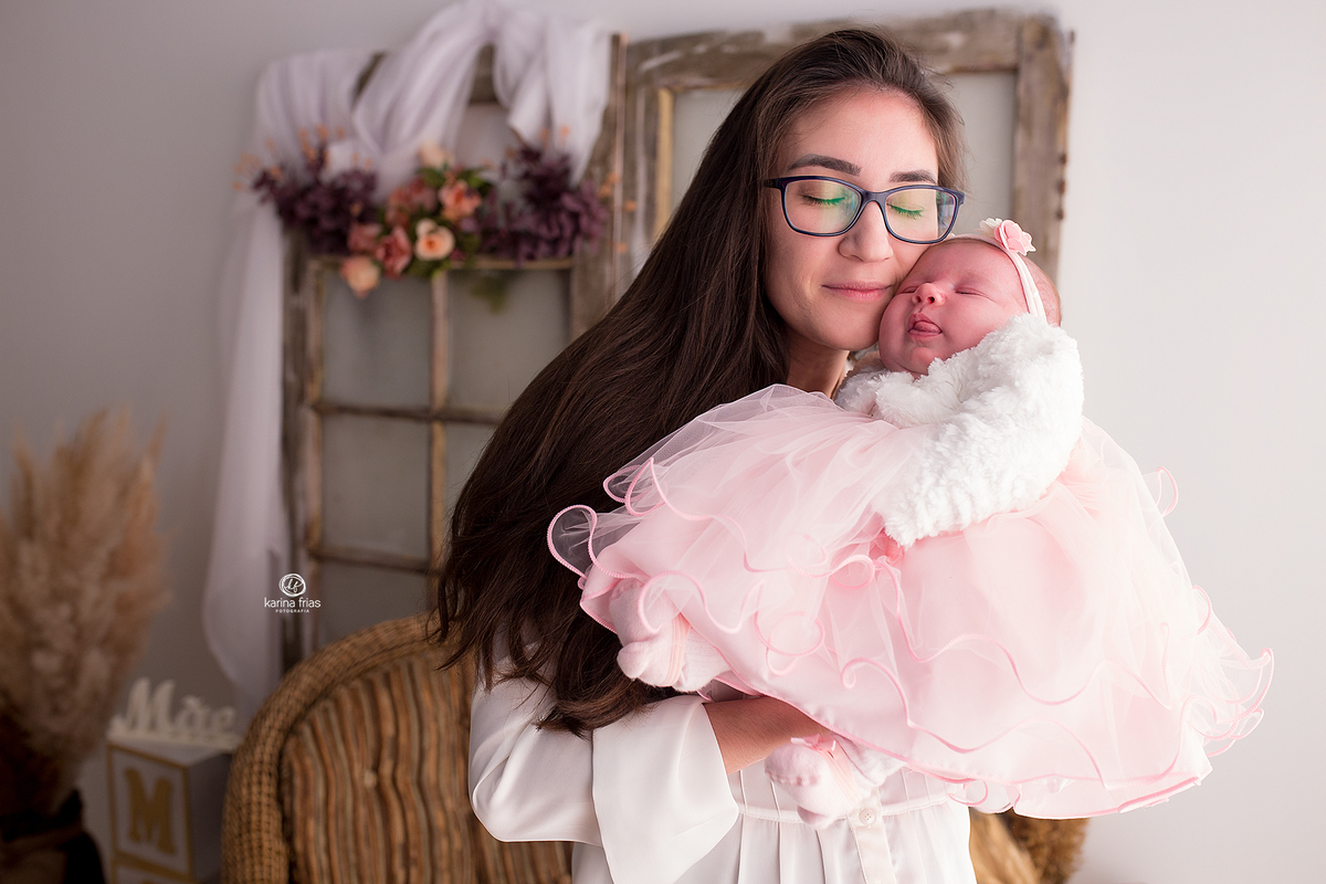 no ensaio de acompanhamento mensal a mae troca carinho com a filha