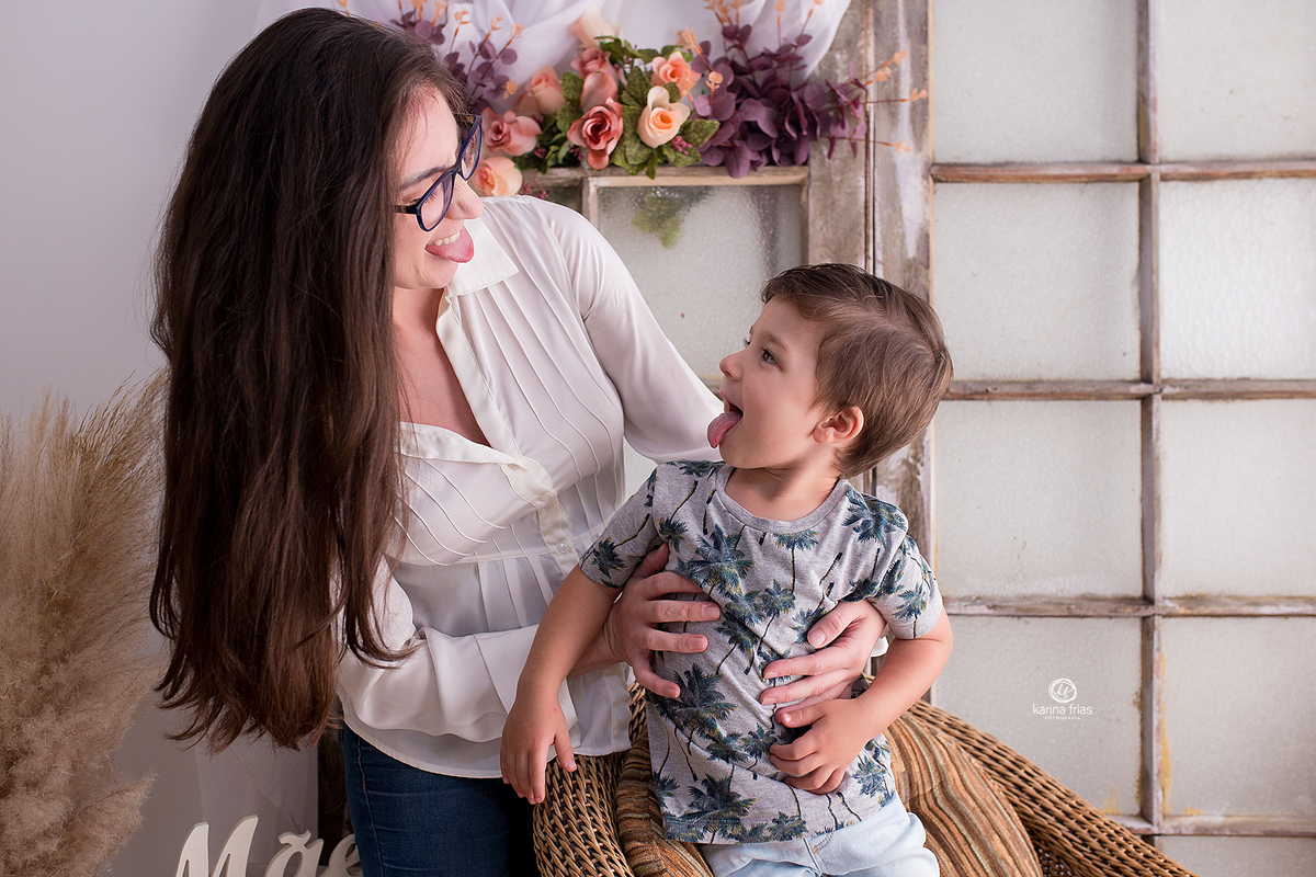 mae e filho brincam no ensaio infantil