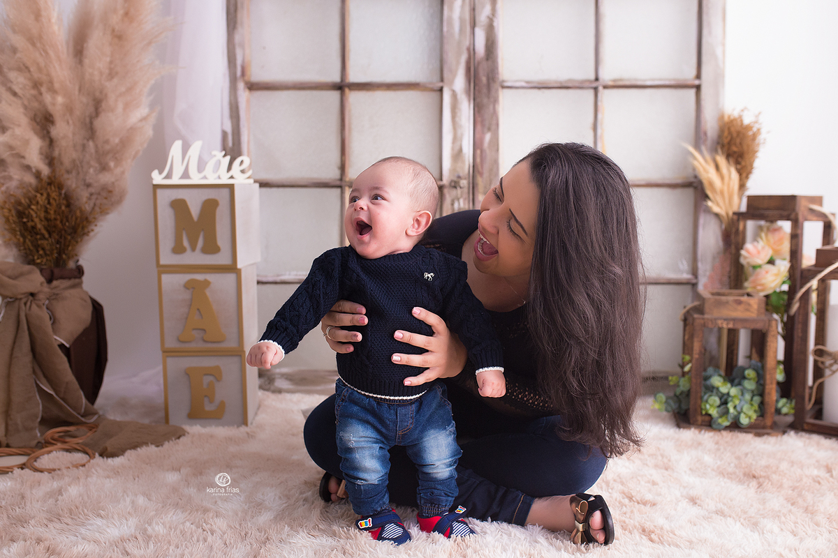 mae e filho brincam na sessão de dia das maes 2021