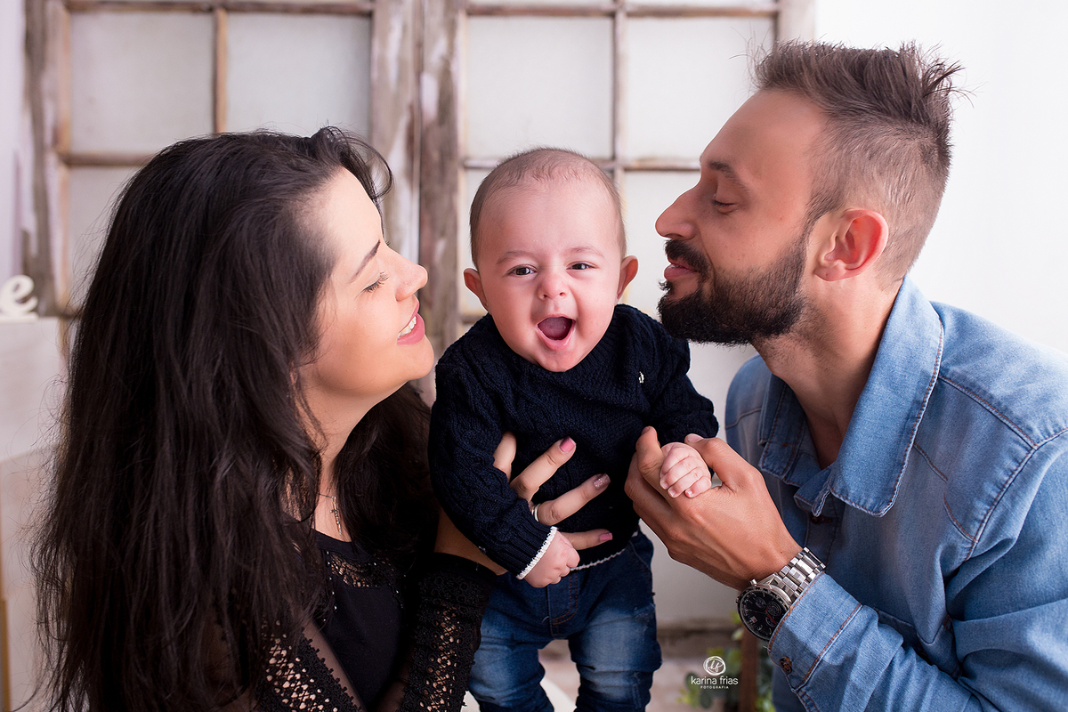 a familia se diverte durante sessão em estudio