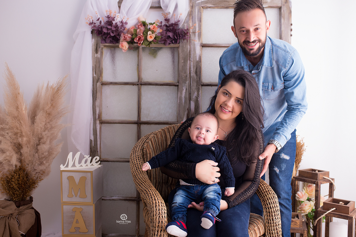 a familia olha para a fotografa de familia de caxias do sul-rs