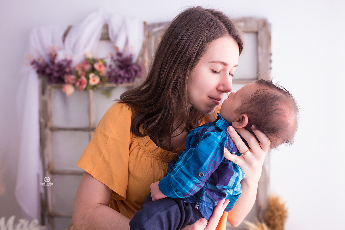 a mae beija o filho na sessão de dia das mães 2021