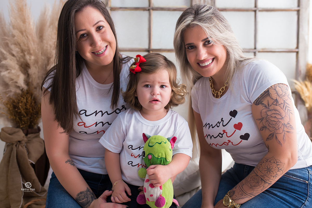 as modelos olham para a fotografa de familia de caxias do sul-rs