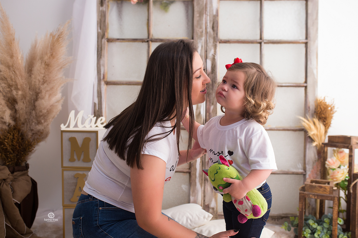 a mae beija a filha no ensaio de dia das maes 2021