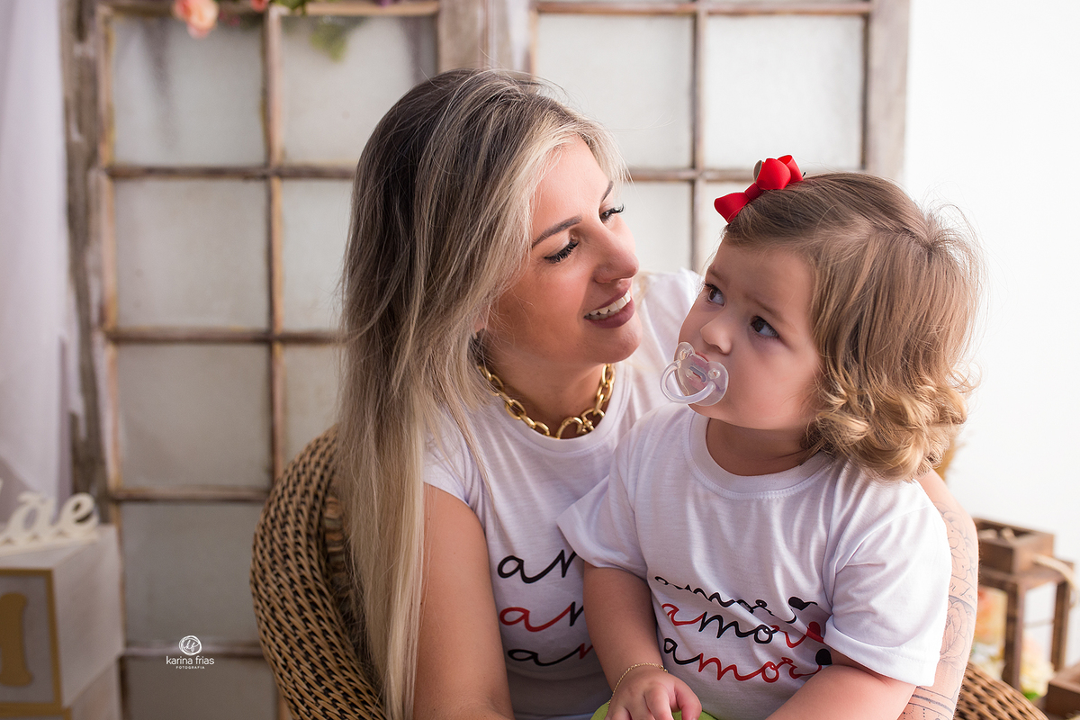 a avo olha para a neta durante sessão.