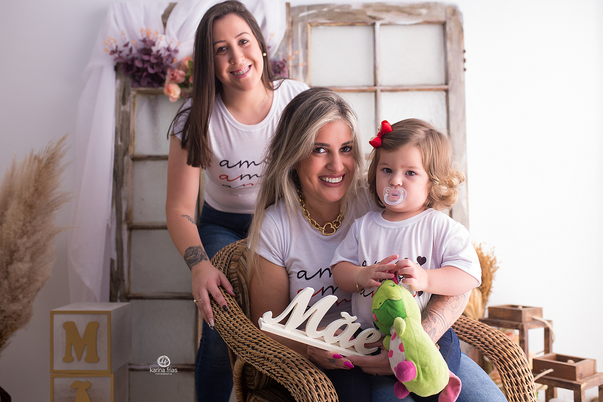 a familia se diverte no ensaio de dia das maes