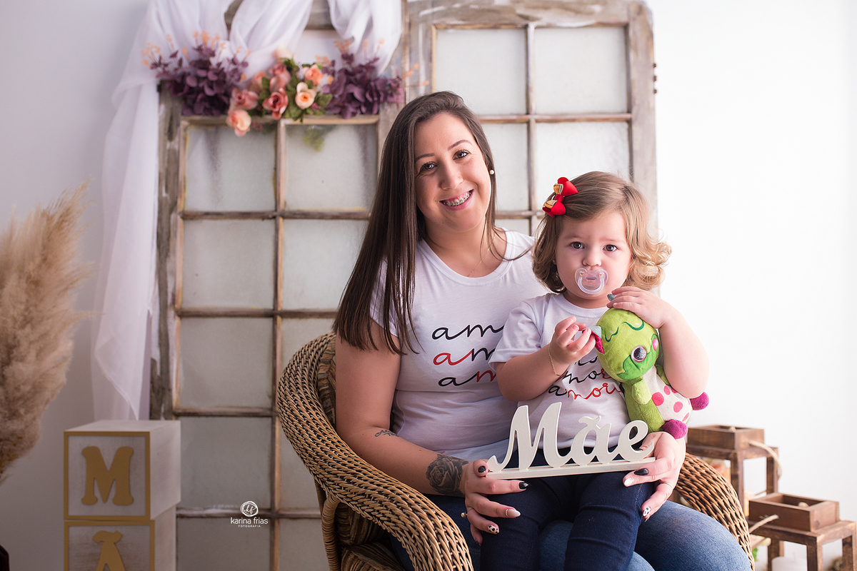 mae e filha fazem fotos de dia das maes