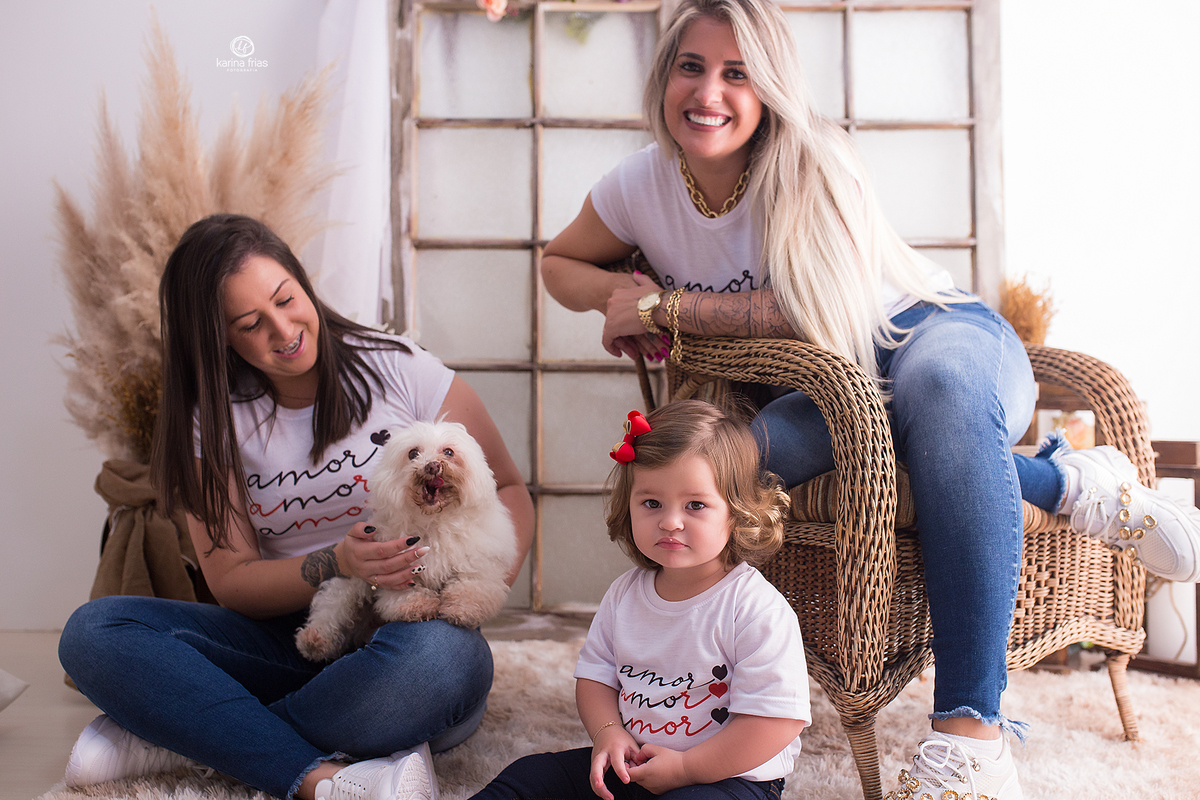 a familia brincou com o cachorro durante a sessão de fotos