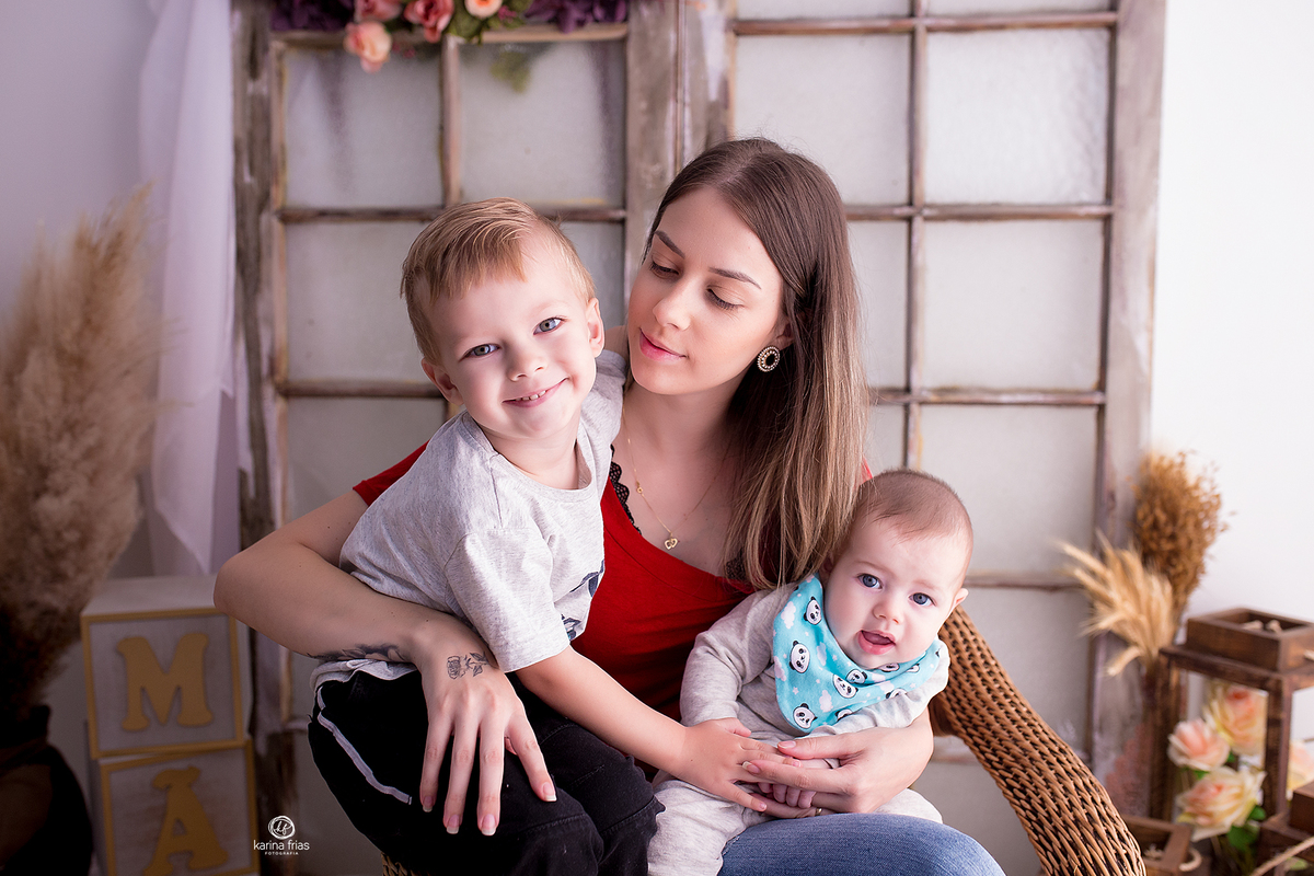 o menino sorri para a fotografa infantil de caxias do sul, karina frias