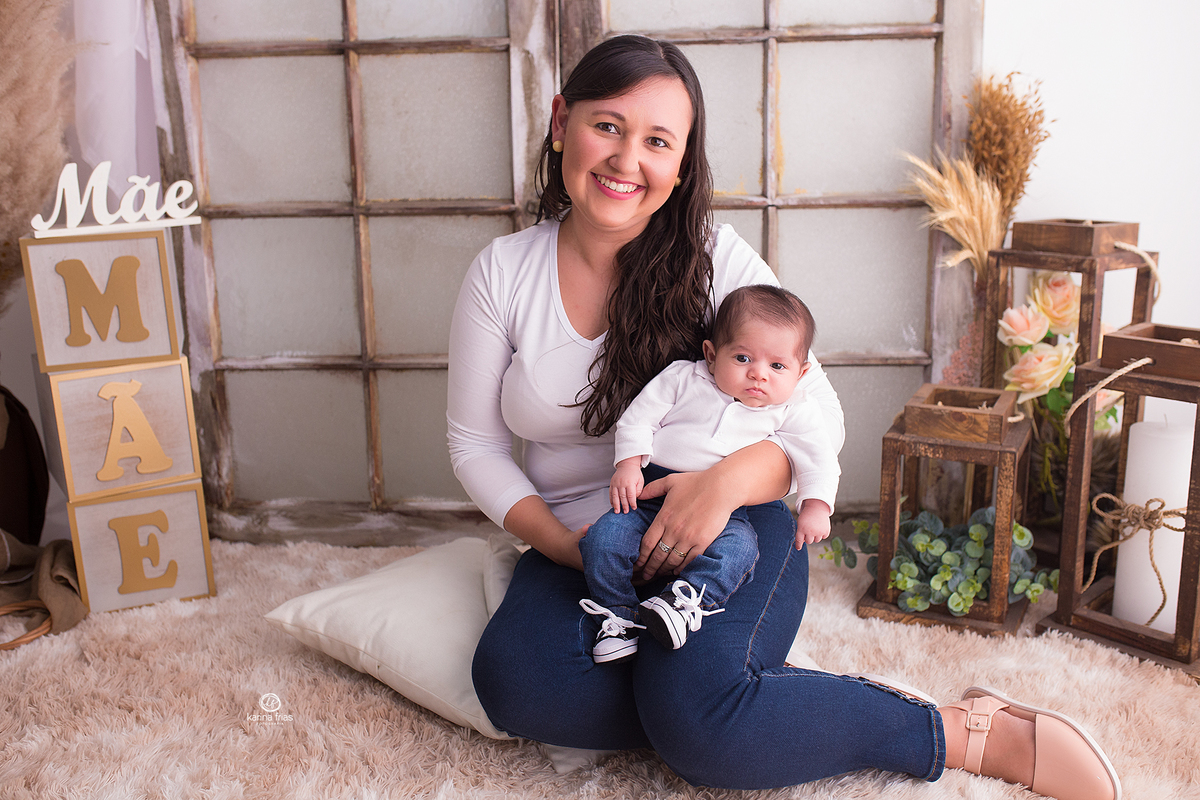 mae e filho olham para a fotografa de familia de caxias do sul, karina frias
