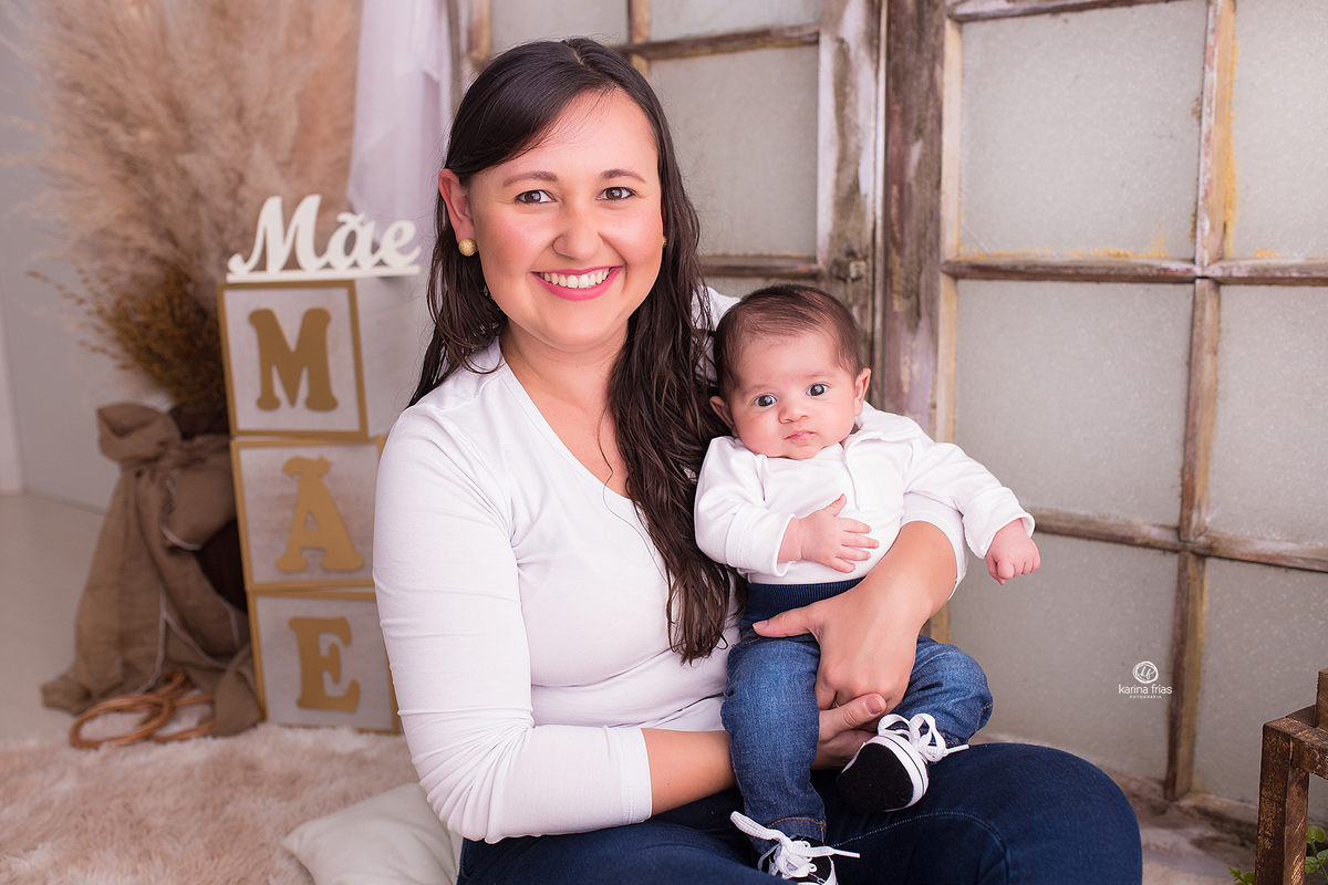 a mae segura o filho na sessão de dia das maes 2021