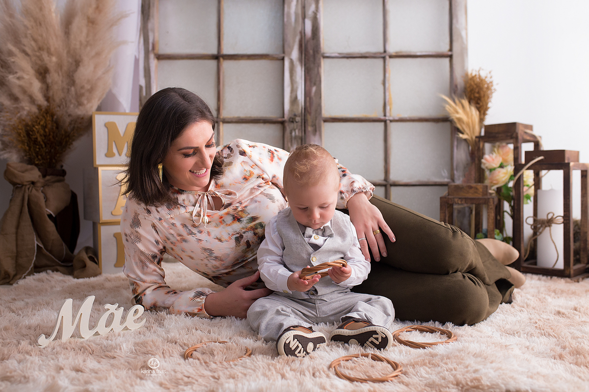 a mae brinca com o filho durante sessão de fotos