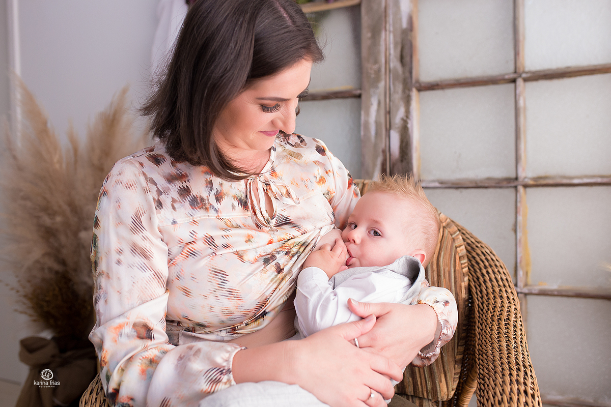 a mae amamenta o bebe na sessão de dia das maes
