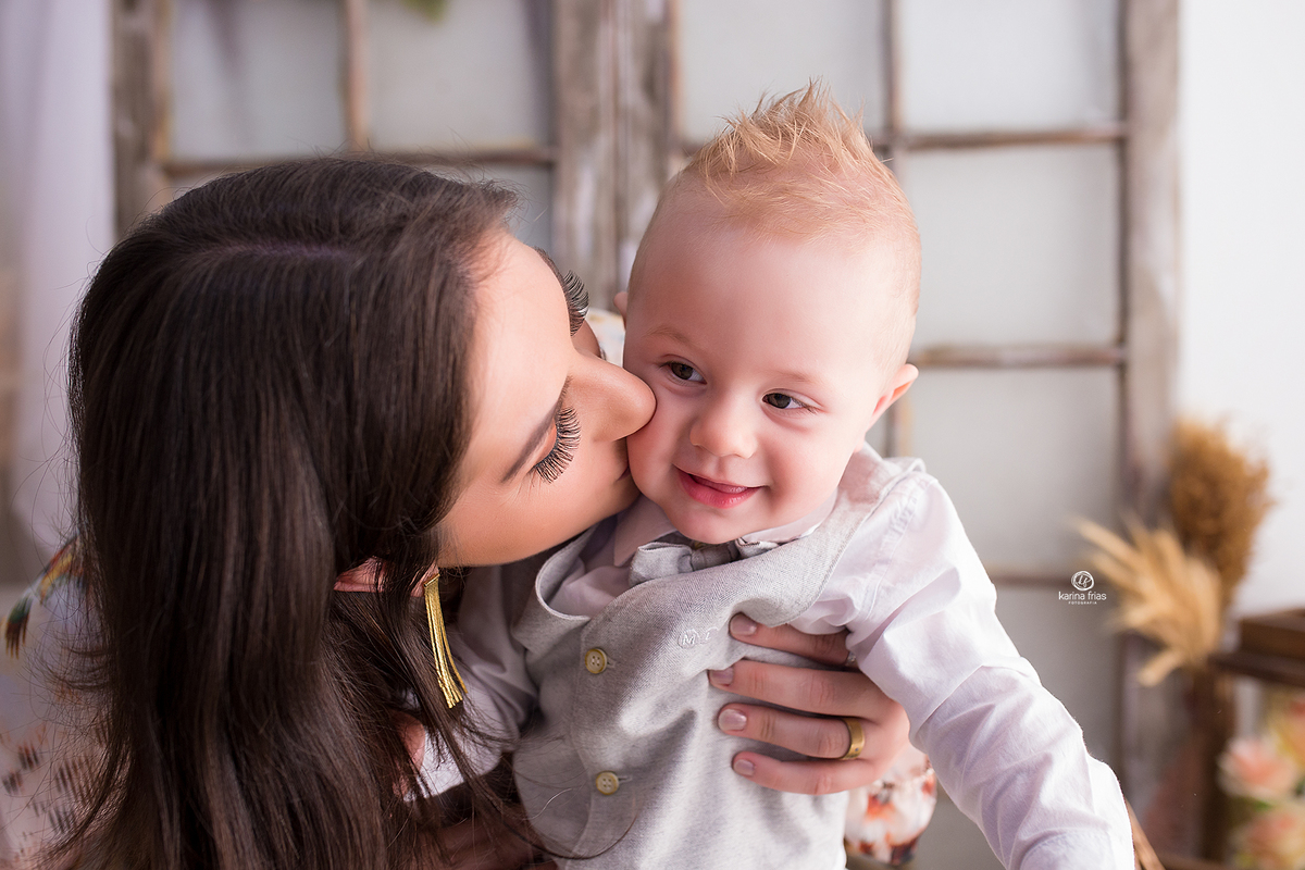 a mae beija o filho no ensaio de dia das maes em caxias do sul-rs