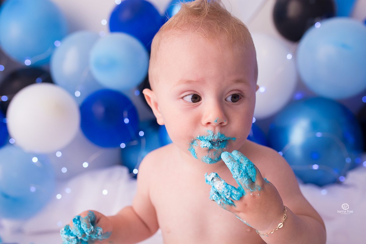 a criança poe o bolo na boca no ensaio