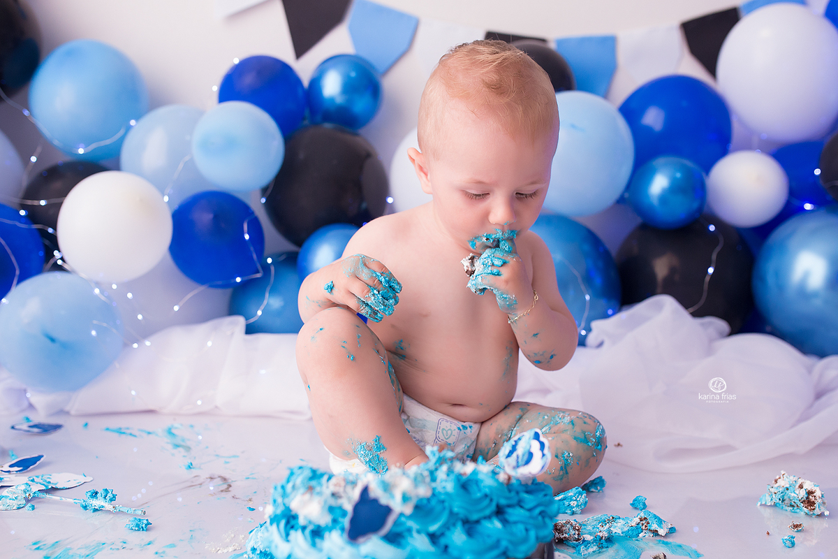 o menino se suja no ensaio smash the cake