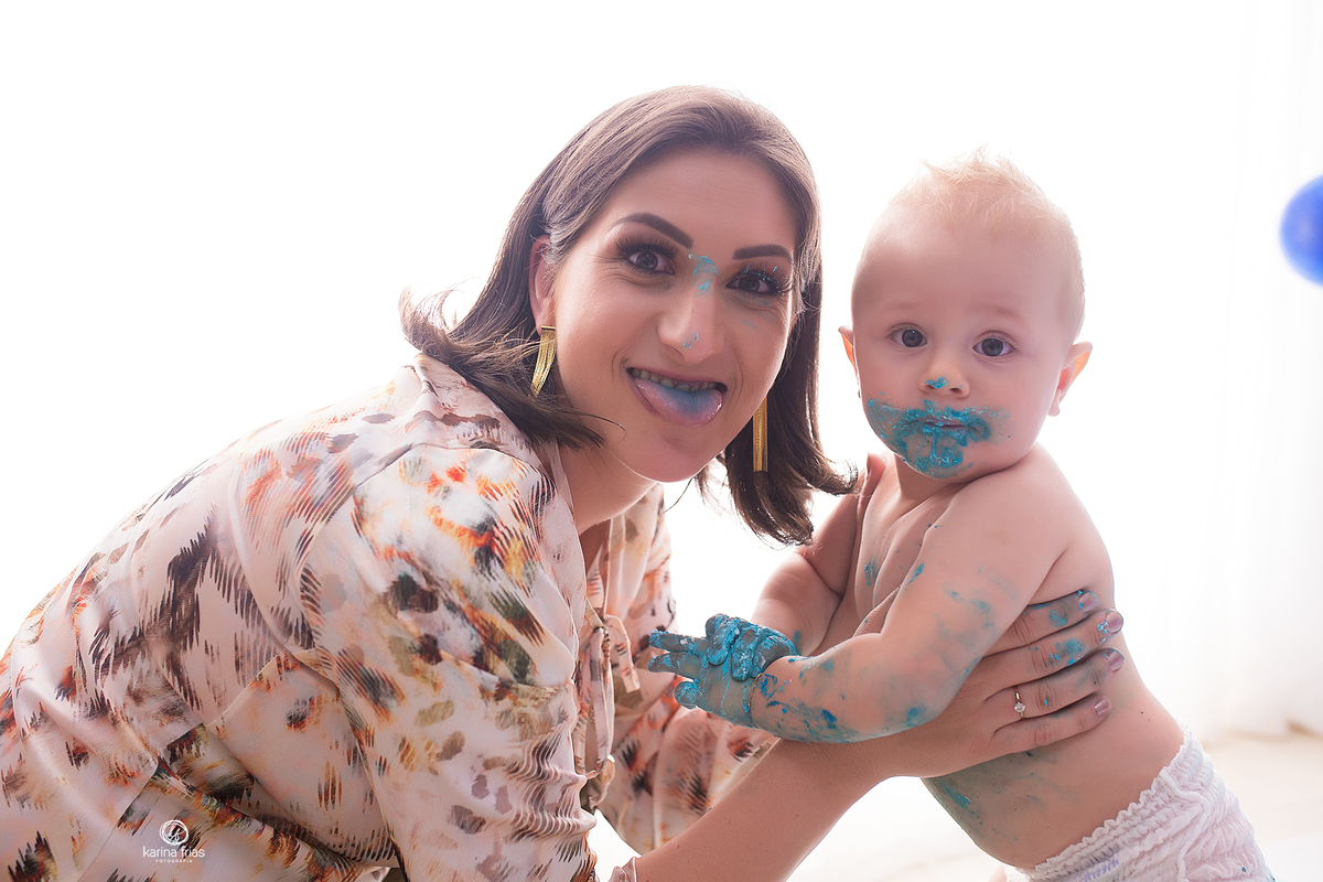 a mae se sujou junto com o bebe nas fotos do smash the cake em caxias do sul-rs