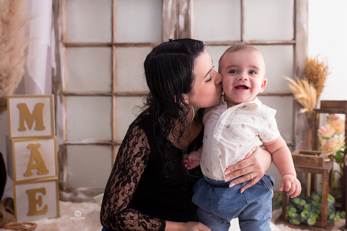 a mae beija o filho no ensaio de dia das maes 2021