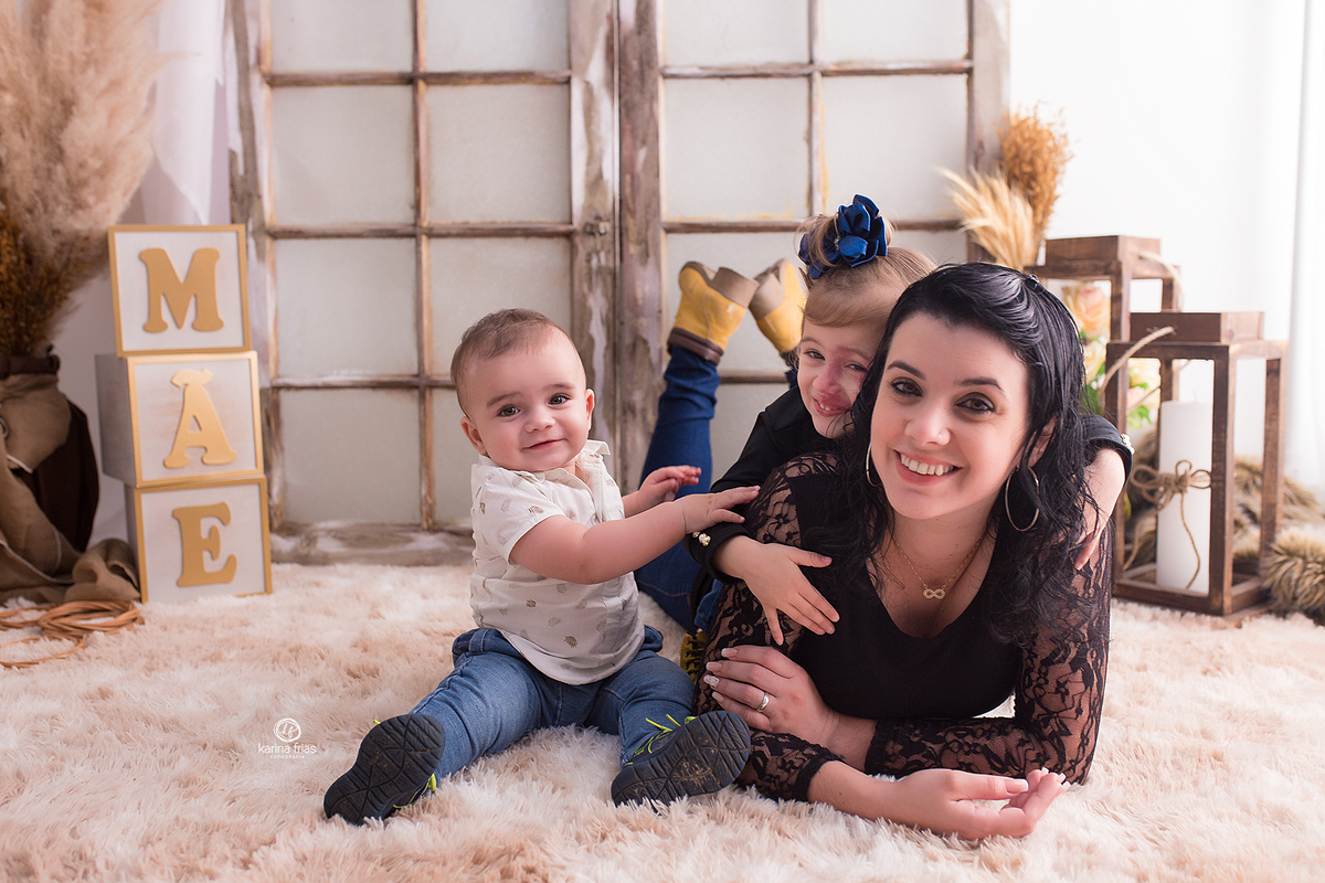 a mae brinca com as crianças durante ensaio