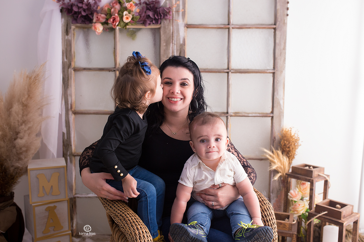 a filha beija a mae para as fotos de acompanhamento mensal