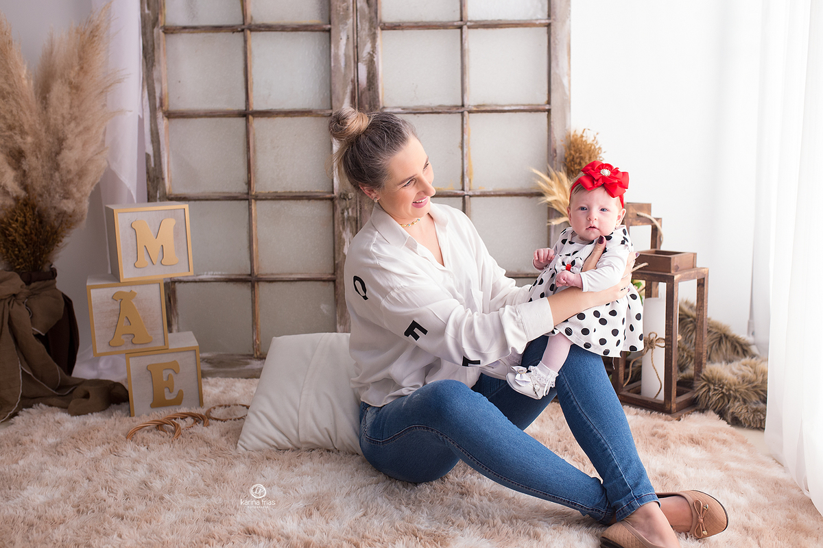  a mae brinca com a filha na sessão de dia das maes 2021