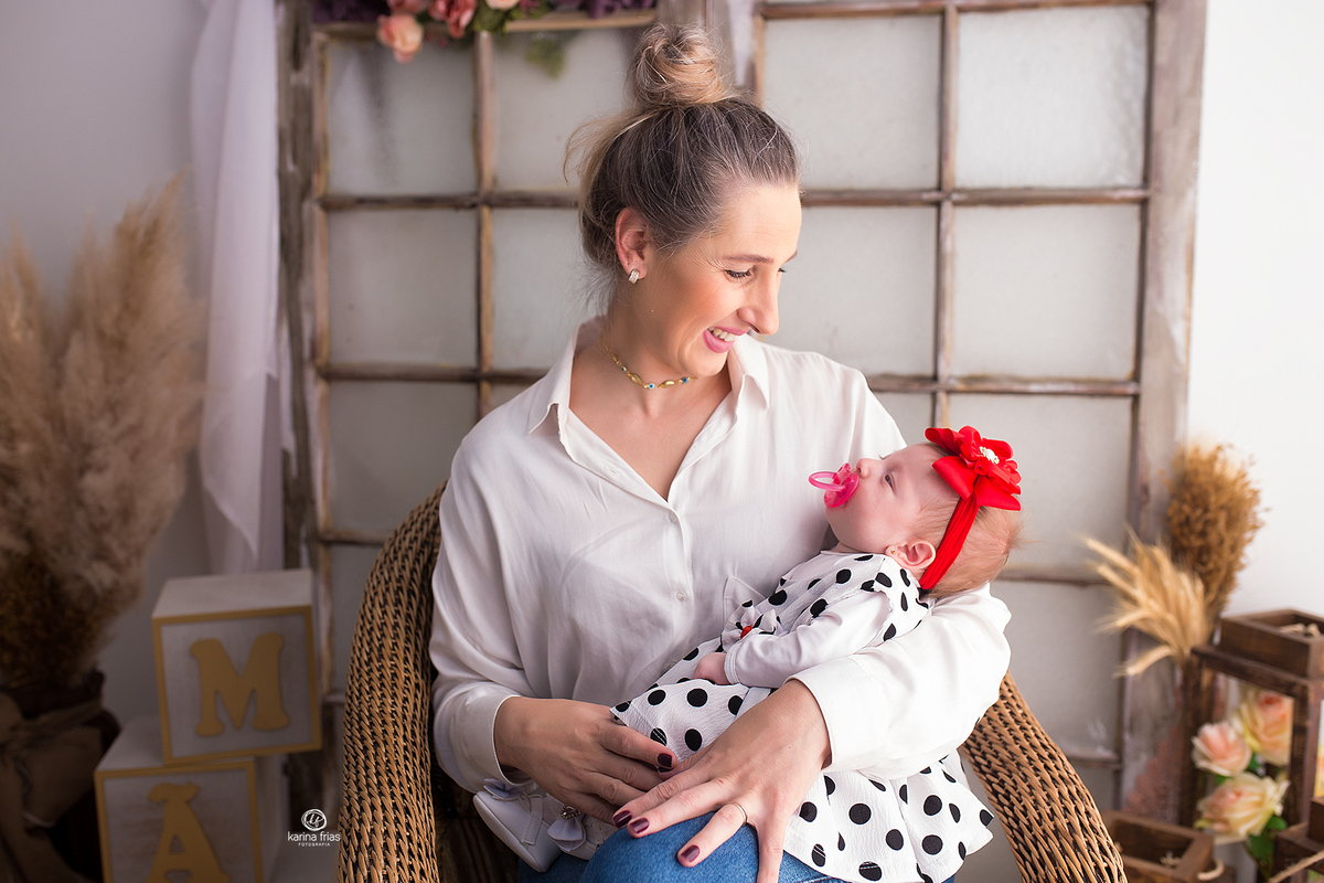 mae e filha se olham durante sessão