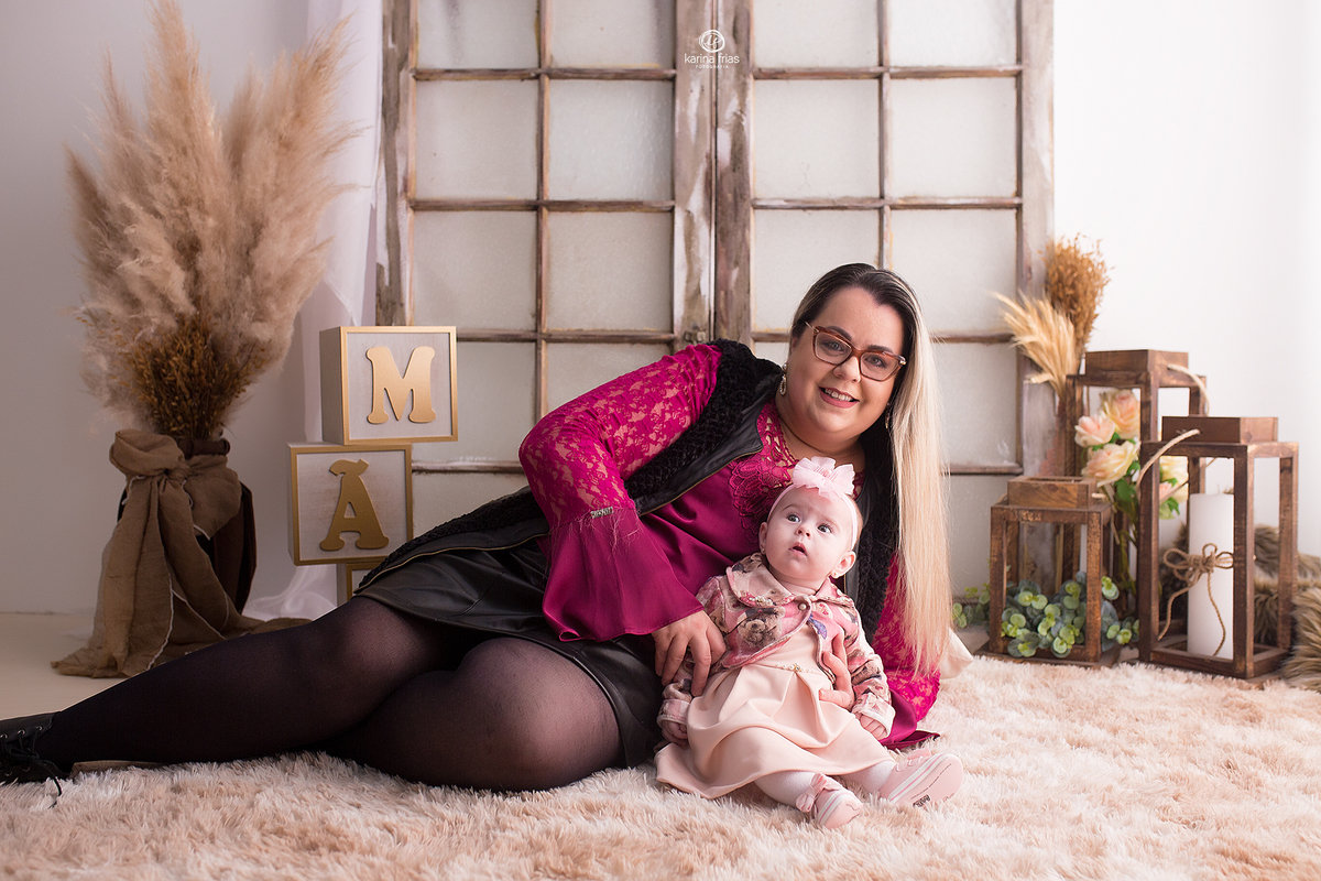 a mae posa com a filha para a sessão de dia das mães 2021