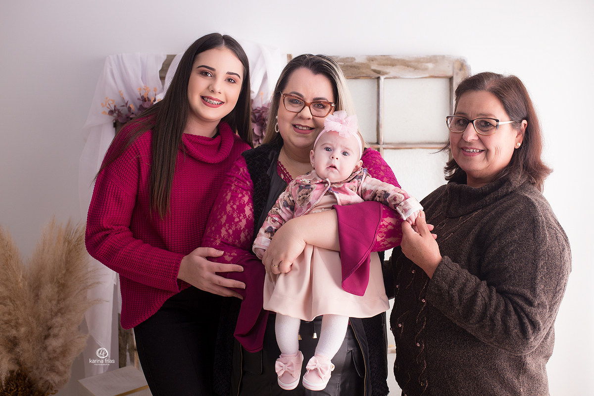 as tres geraçoes posam na foto de dia das maes