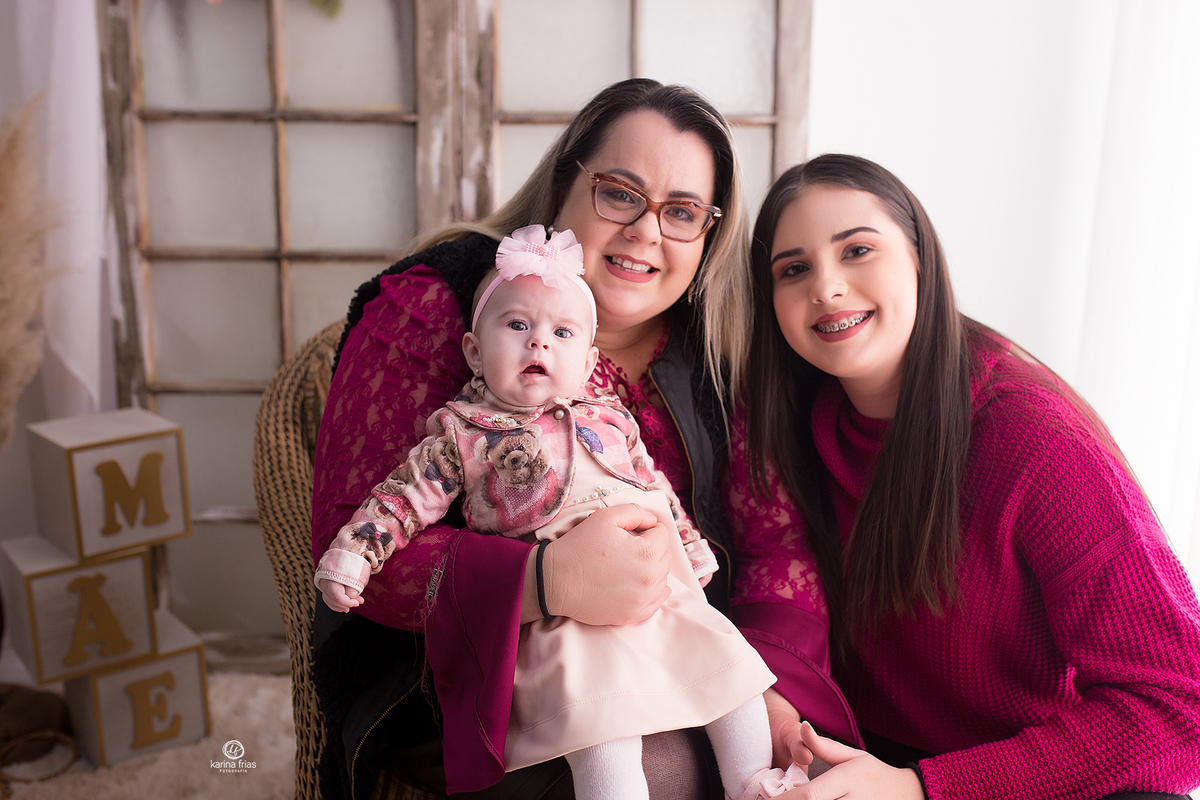 mae e filhas sorriem durante sessão de fotos